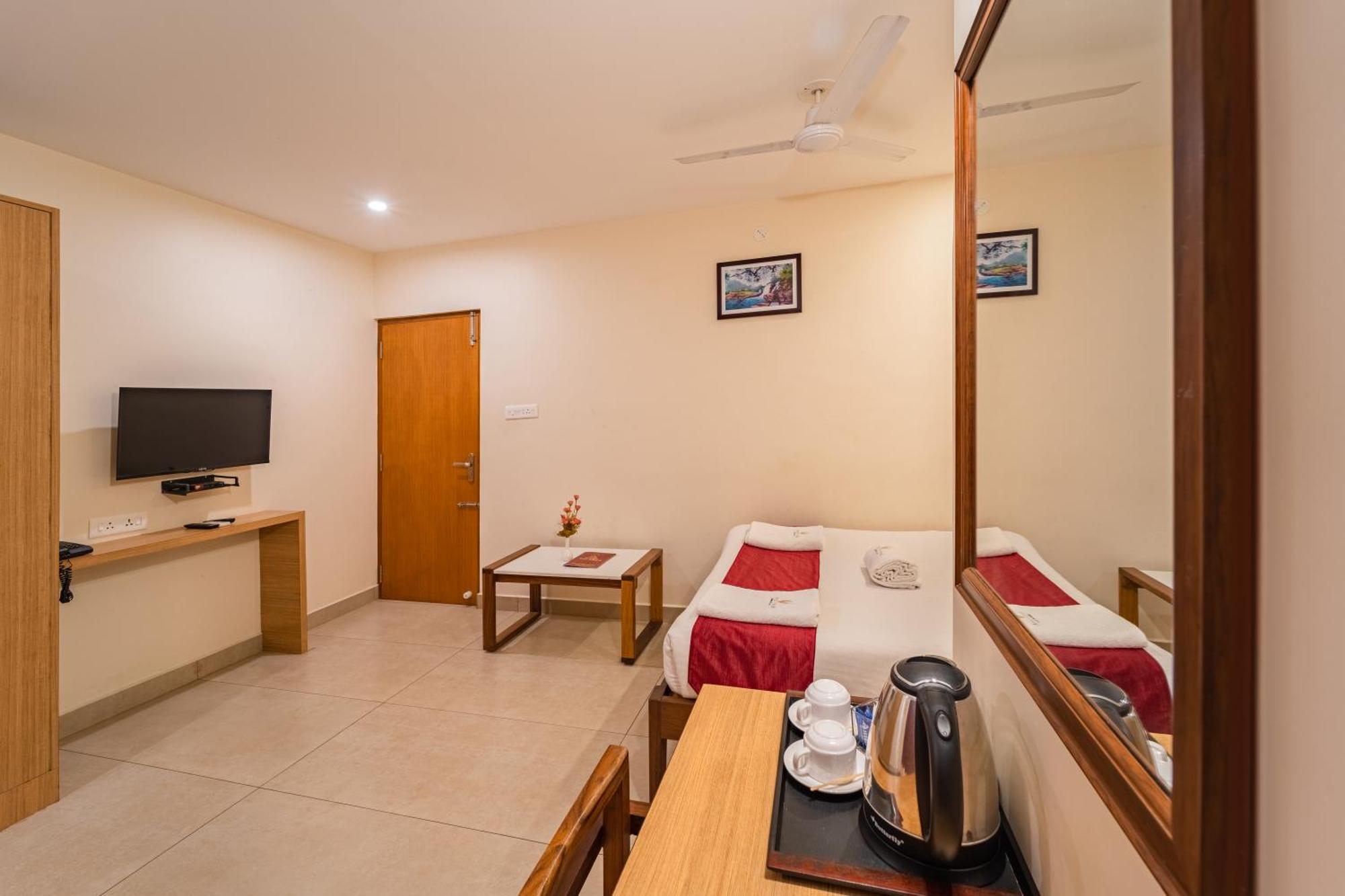 Hotel VI Park - City Centre Pondicherry Bagian luar foto