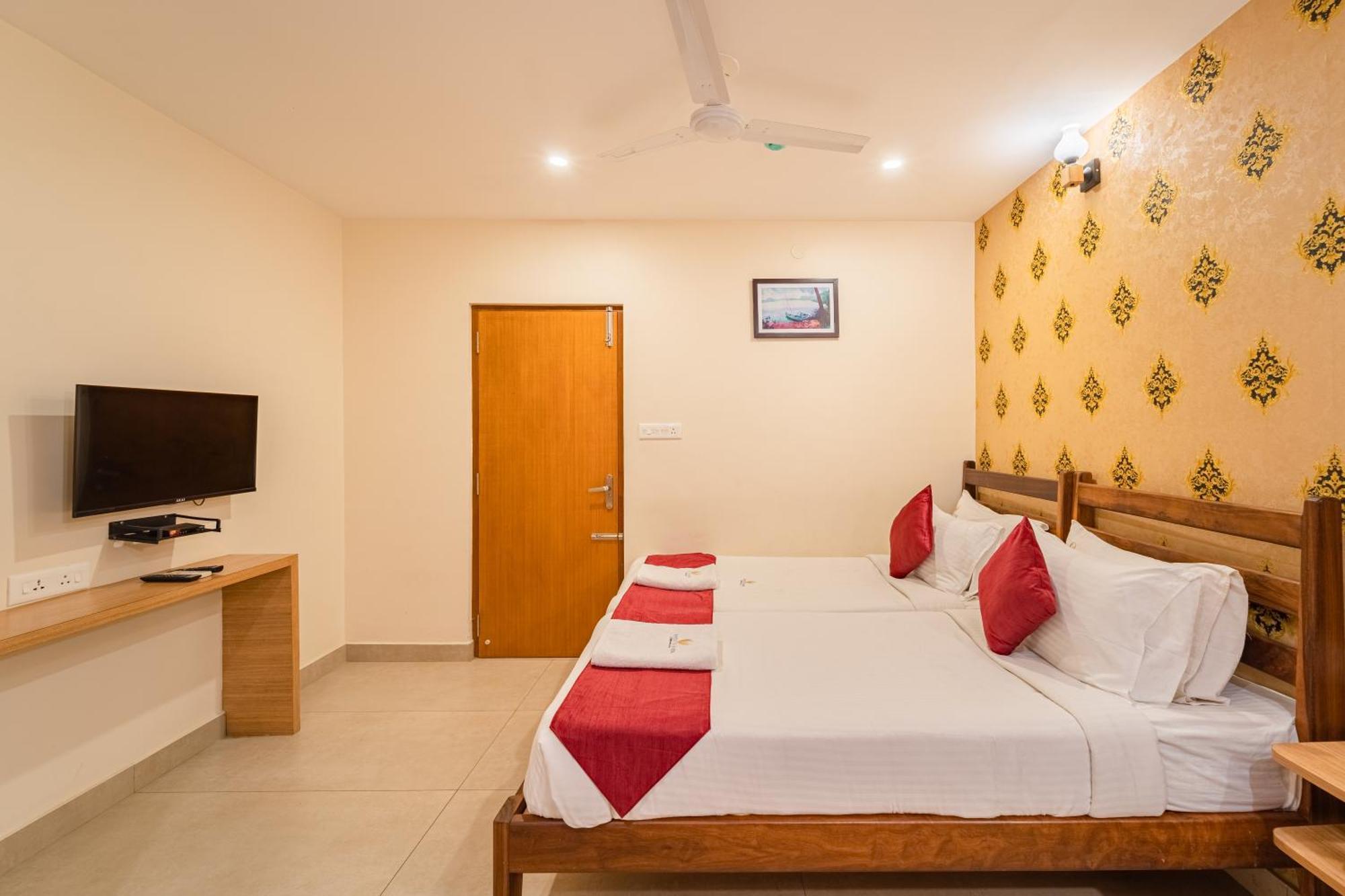 Hotel VI Park - City Centre Pondicherry Bagian luar foto