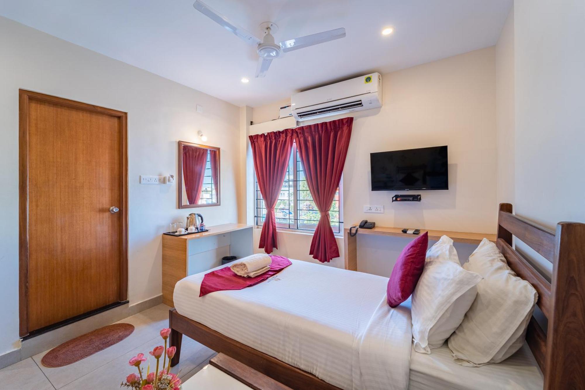 Hotel VI Park - City Centre Pondicherry Bagian luar foto