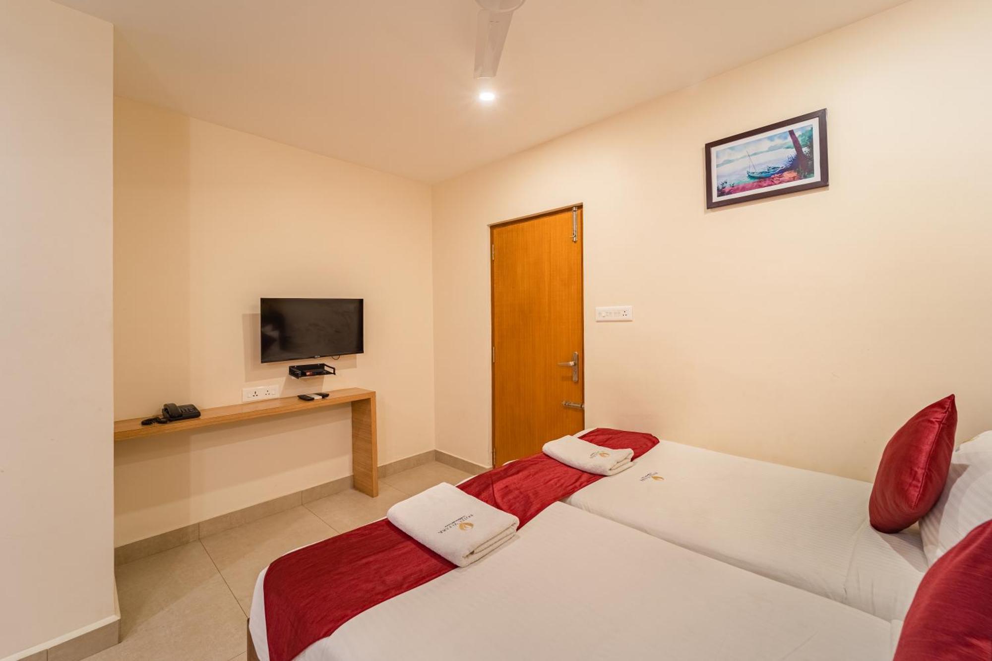 Hotel VI Park - City Centre Pondicherry Bagian luar foto
