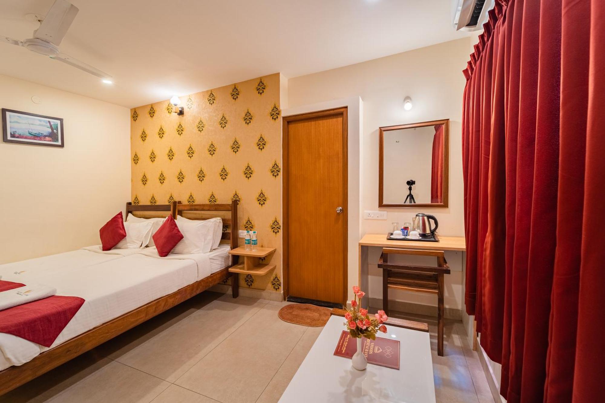 Hotel VI Park - City Centre Pondicherry Bagian luar foto