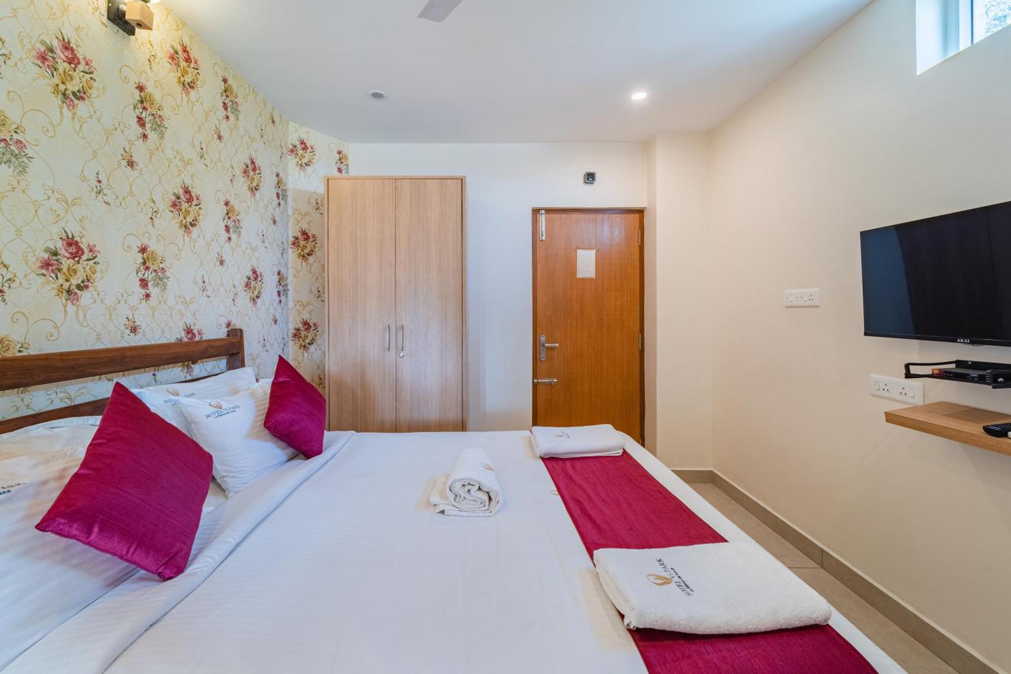 Hotel VI Park - City Centre Pondicherry Bagian luar foto