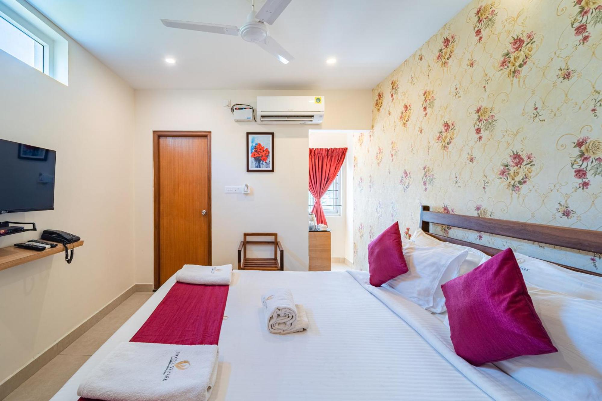 Hotel VI Park - City Centre Pondicherry Bagian luar foto